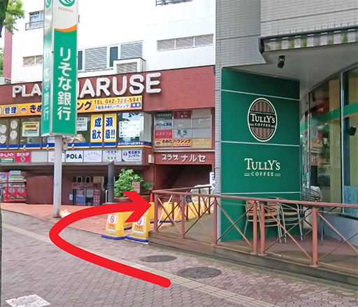 銀行を過ぎてすぐの階段をのぼります